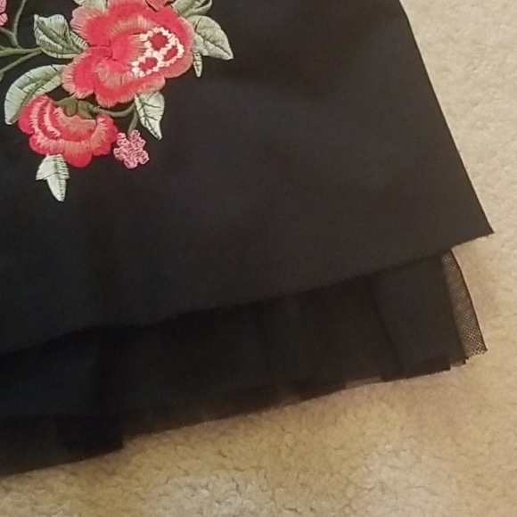 Rw&co Black A Line Dress with embroidered flowers - Picture 5 of 6